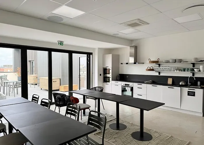 We Live Sharies A405